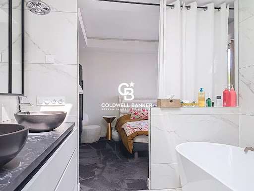 Maison avec piscine et jardin 5