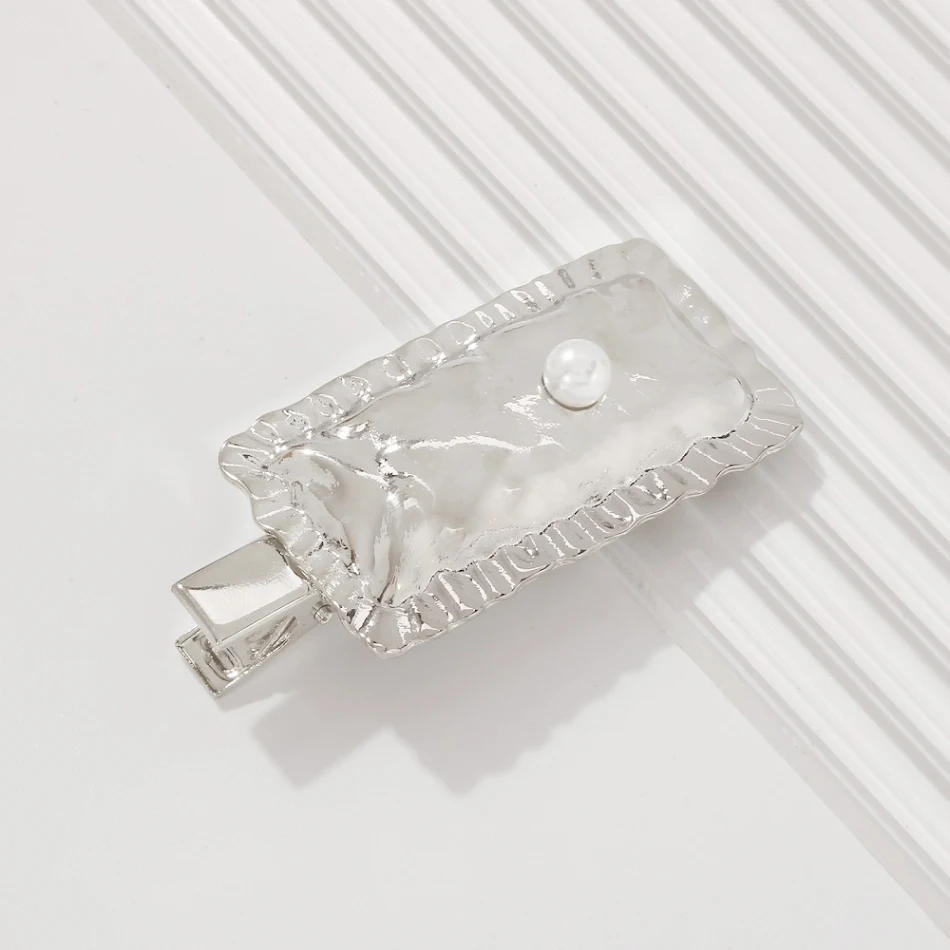 Einfache Haarspange mit Textur Persönlichkeit kreativ Retro quadratisch. Haarschmuck für einen einzigartigen Look mit Vintage-Flair.