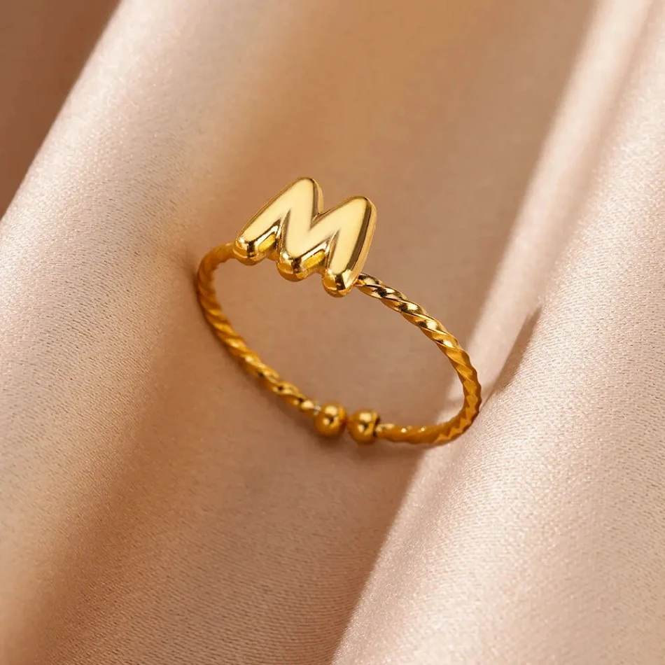 Anel com 26 Letras Inglesas em Aço Inoxidável Banhado a Ouro 18K. Expresse-se com este anel elegante e personalizado, ideal para qualquer pessoa.