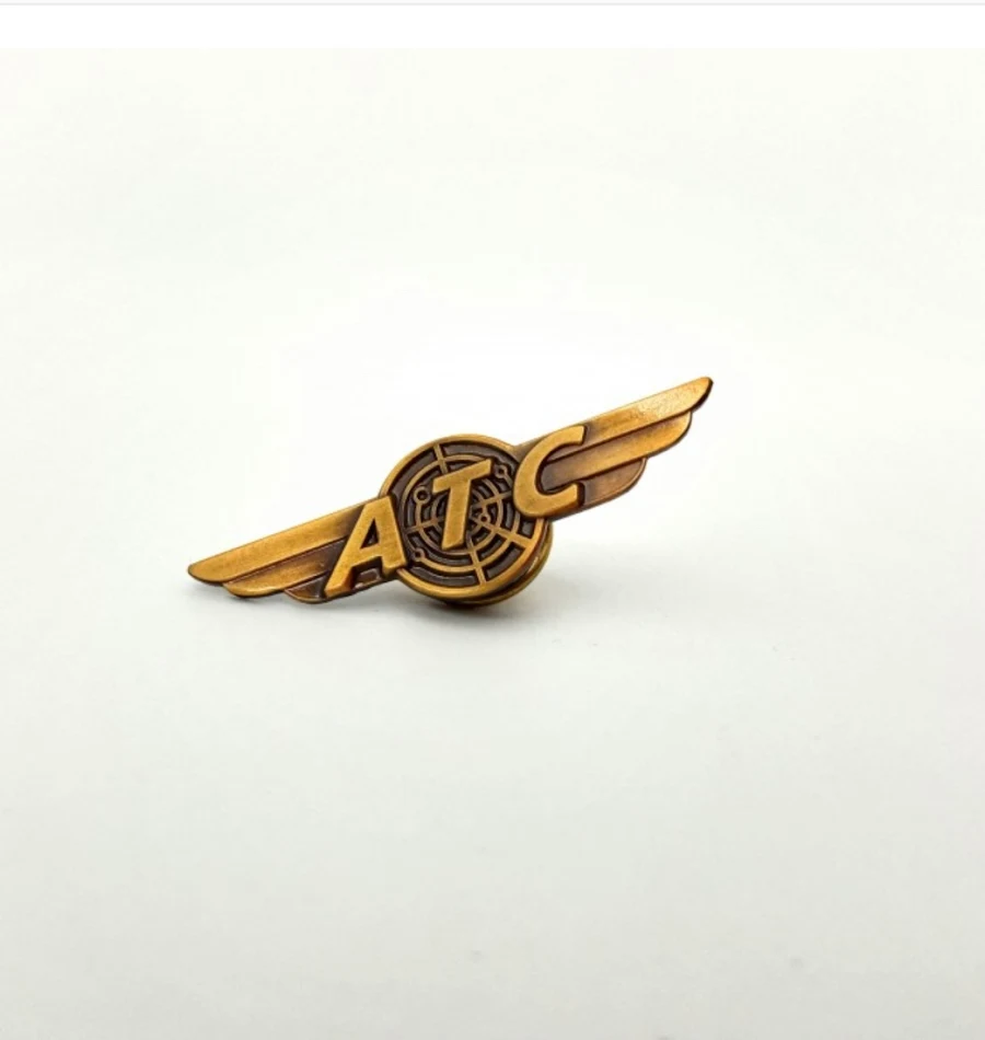 Broche Vintage en Métal Style Cuivre pour Pilote d'Aviation, un accessoire élégant qui ajoute une touche rétro à votre tenue. Idéal pour les aviateurs.