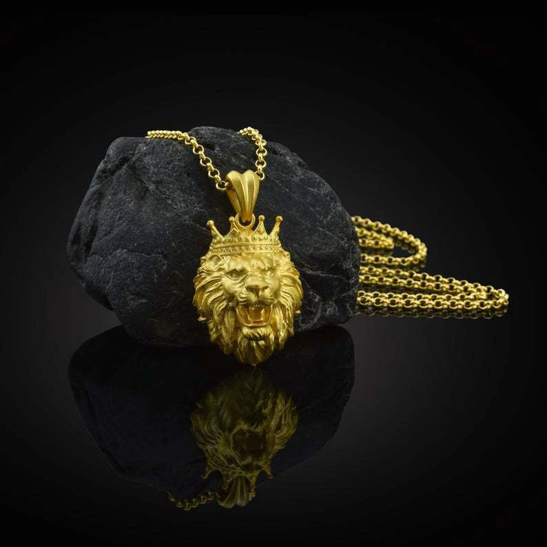 Collier Hip Hop Tête de Lion Couronne Homme, un Accessoire Populaire pour Affirmer Votre Style avec Audace