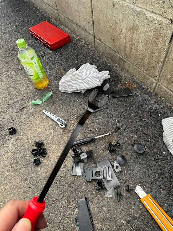 RAV4のオフパケ2・グレーメタリック・black horse off road・サイドチューブ・サイドステップに関するカスタム事例の投稿画像2枚目