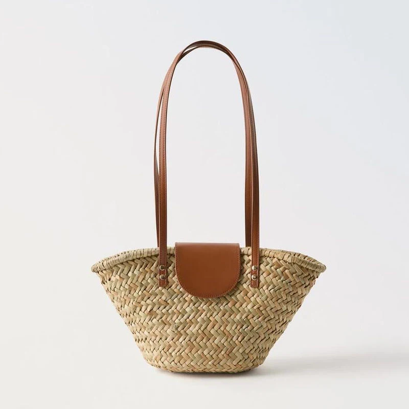 Sac bandoulière en rotin tressé, polyvalent et tendance, s'accorde avec toutes vos tenues. Un accessoire parfait pour un look décontracté, chic et intemporel.