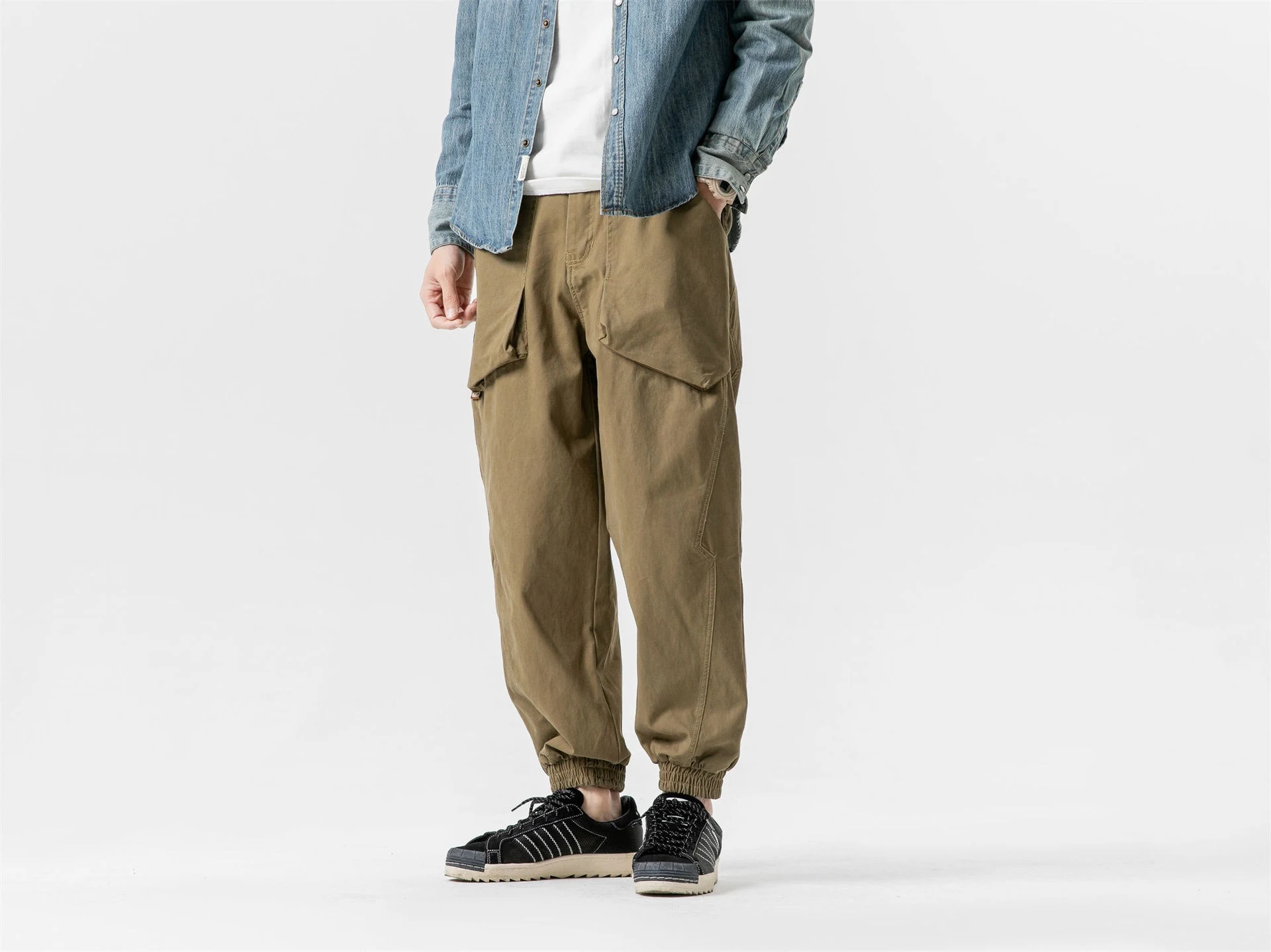 Title 4, Spodnie Casual Tapered z Dużymi Kieszeniami w J...