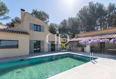 Maison avec piscine et terrasse 1