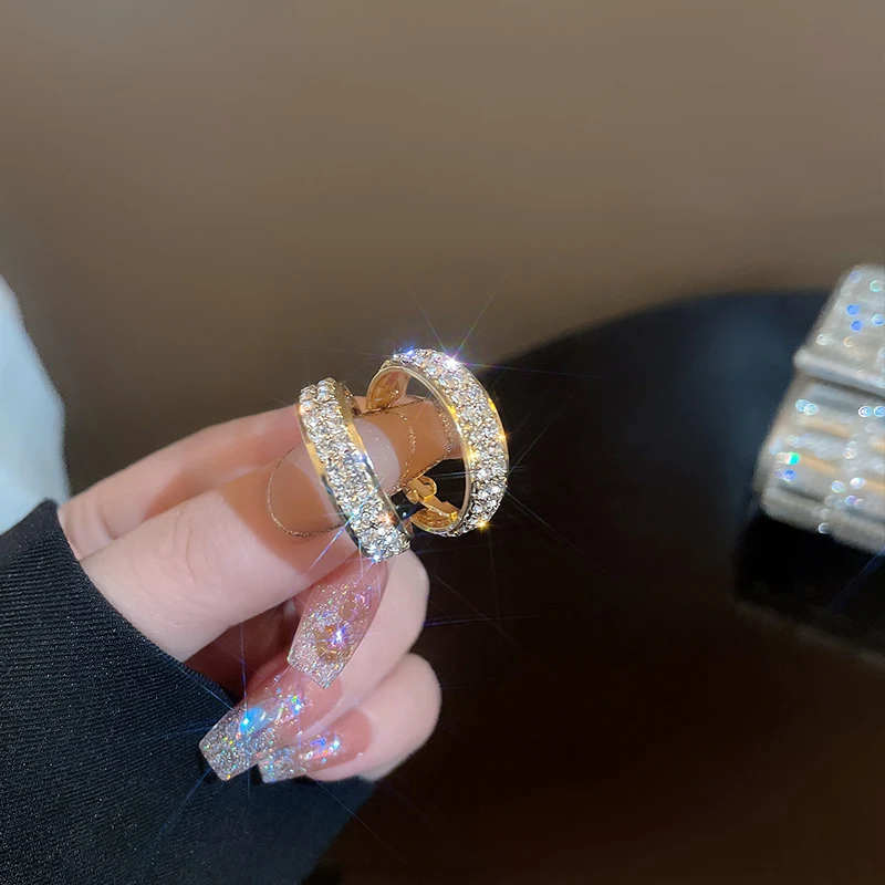 Kolczyki S925 srebrna szpilka, mikrokamienie diamentów, wykwintna moda. Stylowe i eleganckie kolczyki dla dojrzałych kobiet.