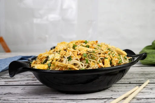 Egg Chicken Hakka Noodles