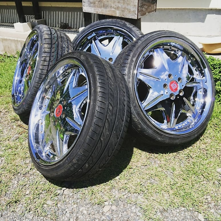 エスクァイアのホイール交換・タイヤ交換・車高調整・ホイール磨きに関するカスタム事例の投稿画像1枚目