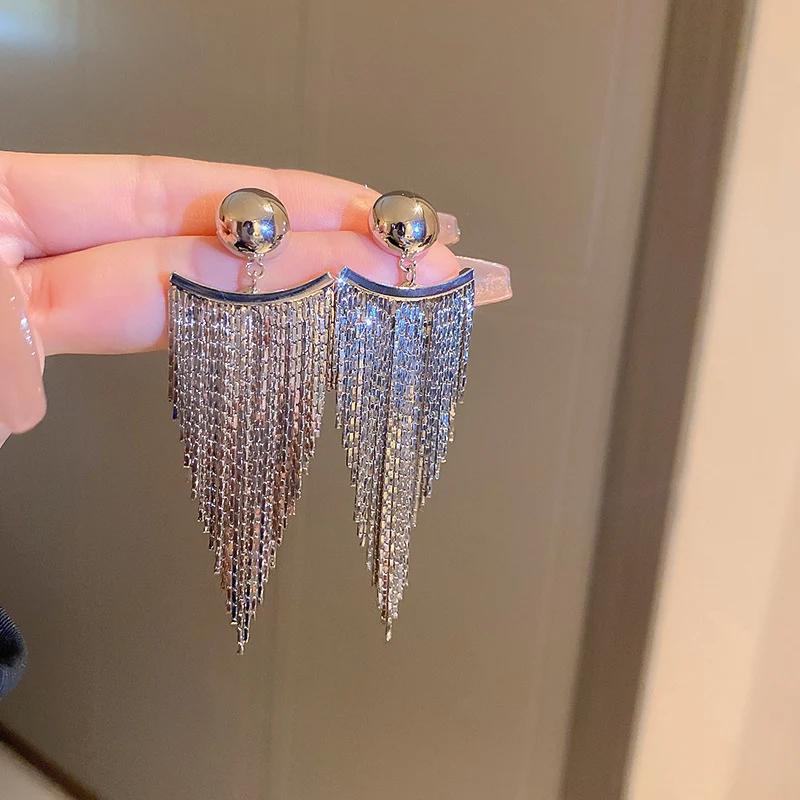 Lange, overdreven oorbellen voor vrouwen — Klein niche design voor een opvallende en elegante look die je stijl accentueert.