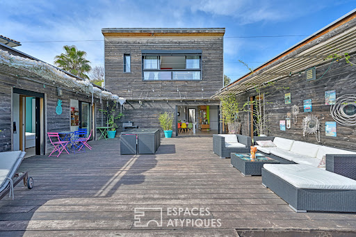 Contemporary house with pool and garden 5