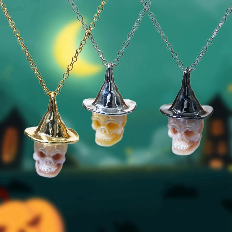Colar de caveira com pérolas naturais de água doce, uma joia ousada e elegante para realçar seu estilo pessoal.