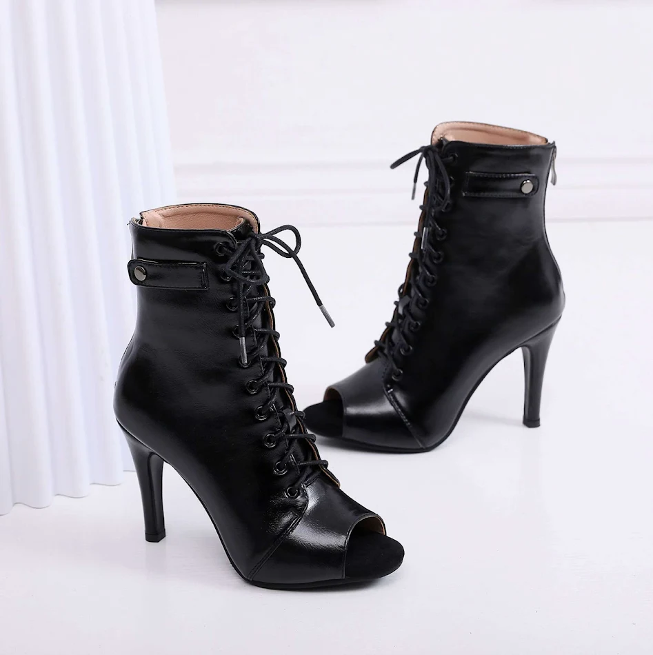 Stivaletti corti con tacco sottile e traforati, perfetti per un look elegante e femminile, adatti a ogni occasione.