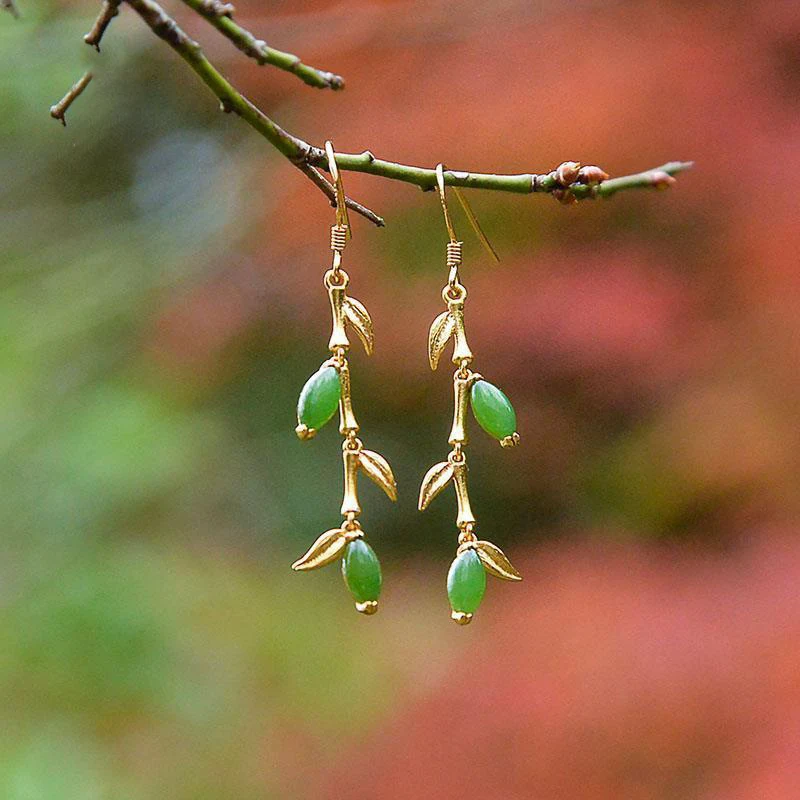 Brincos de folha de salgueiro verde jade Hetian natural em prata S925, beleza natural e sofisticação para complementar seu visual.