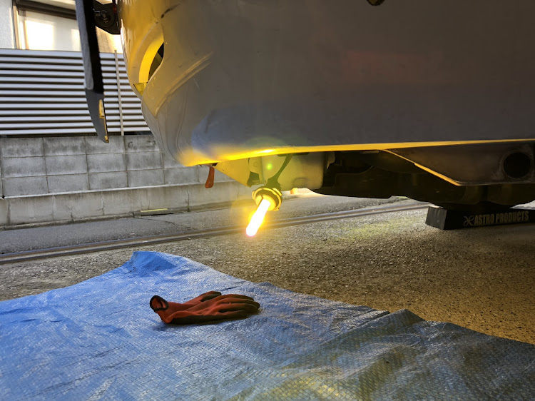 ハイエースバンのDIY・ヘッドライト交換・バルブ交換に関するカスタム事例の投稿画像3枚目