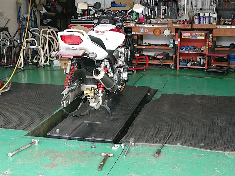 TUBESTさんが投稿したCB・タイヤ交換・寒い・ショップ・ブリジストンに関するカスタム事例の投稿画像5枚目