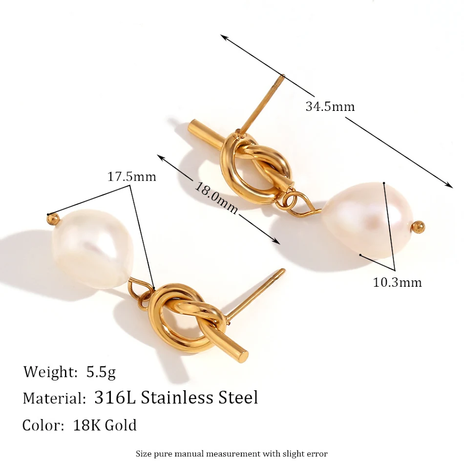 Kolczyki sztyfty z perłą słodkowodną, stal nierdzewna platerowana złotem 18K, idealne do eleganckich stylizacji.