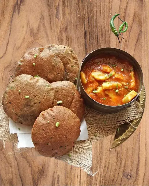 6 Kuttu Ki Poori With Aloo Sabji [6 Pieces] [Serves 1]