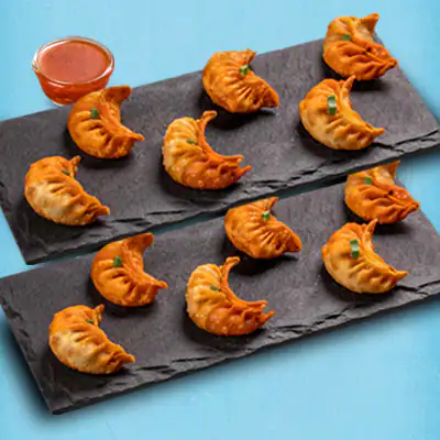 Fried Schezwan Chicken Momos With Momo Chutney - 12 Pcs