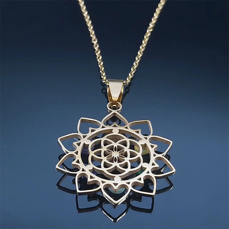 Colar de corrente para clavícula com girassol minimalista vazado e cravejado de diamantes. Elegância discreta e atemporal.