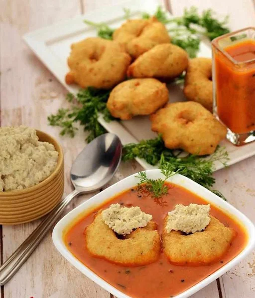 Sambar Vadai (2 Pcs)i +Sambar, Chutneys, & Gunpowder