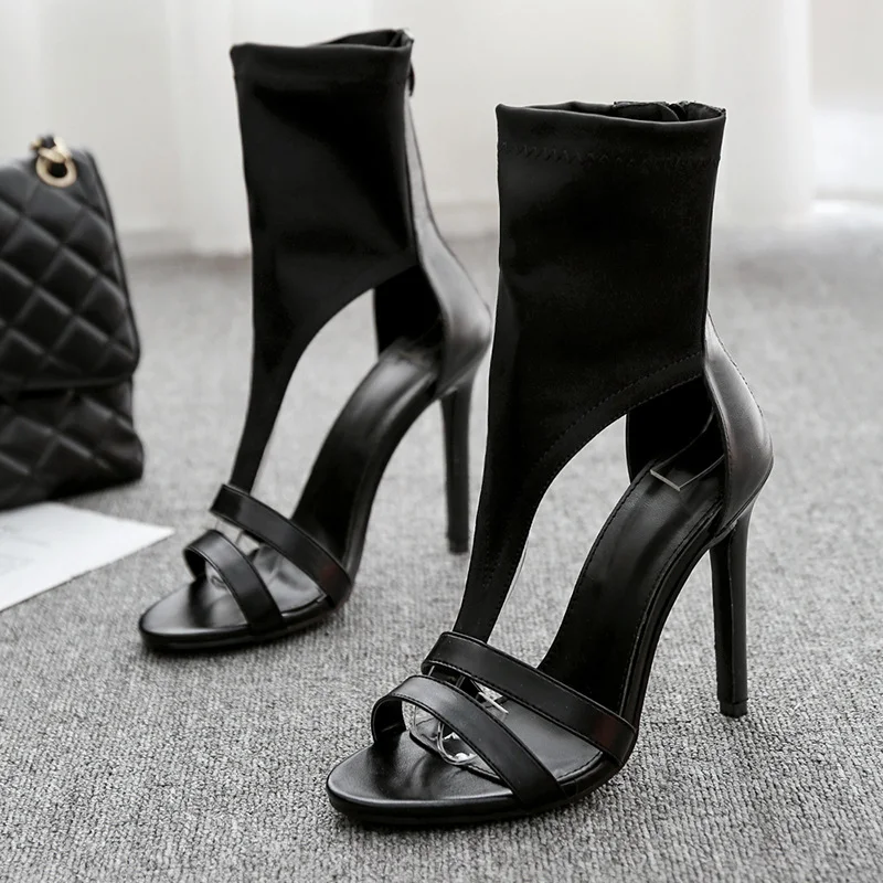 Stiletto topuklu, açık burunlu saten kadın sandaletleri. Özel günler için şık kadın ayakkabıları. Zarafet ve konforu bir arada sunar.