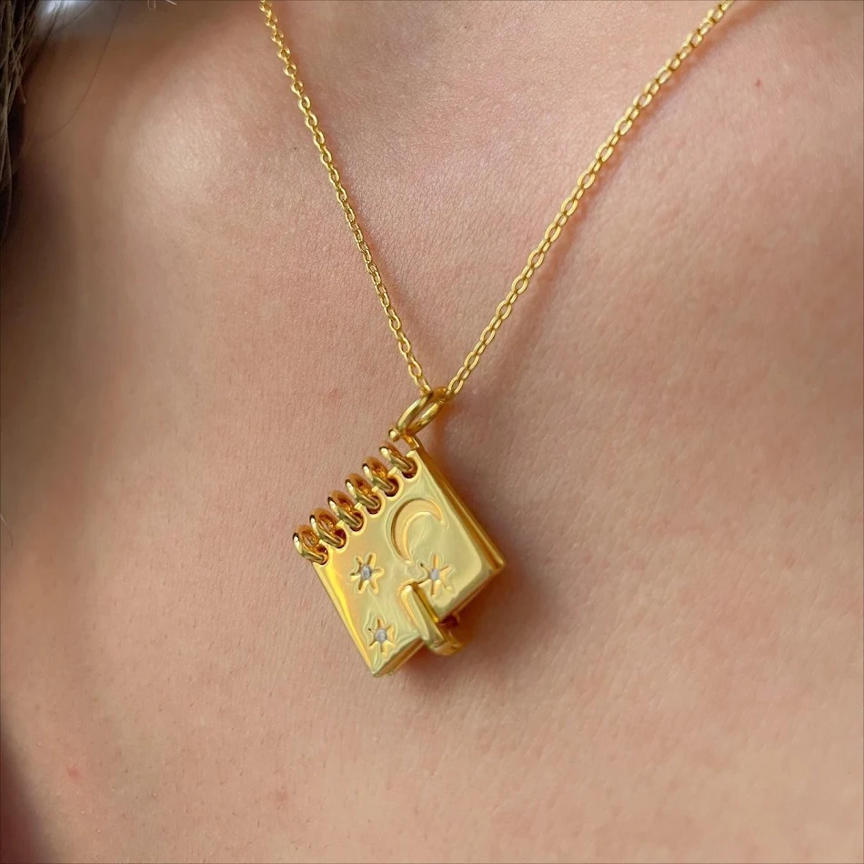 Collier pendentif personnalisé étoile et lune avec mot anglais, un cadeau unique et symbolique, parfait pour elle ou lui.