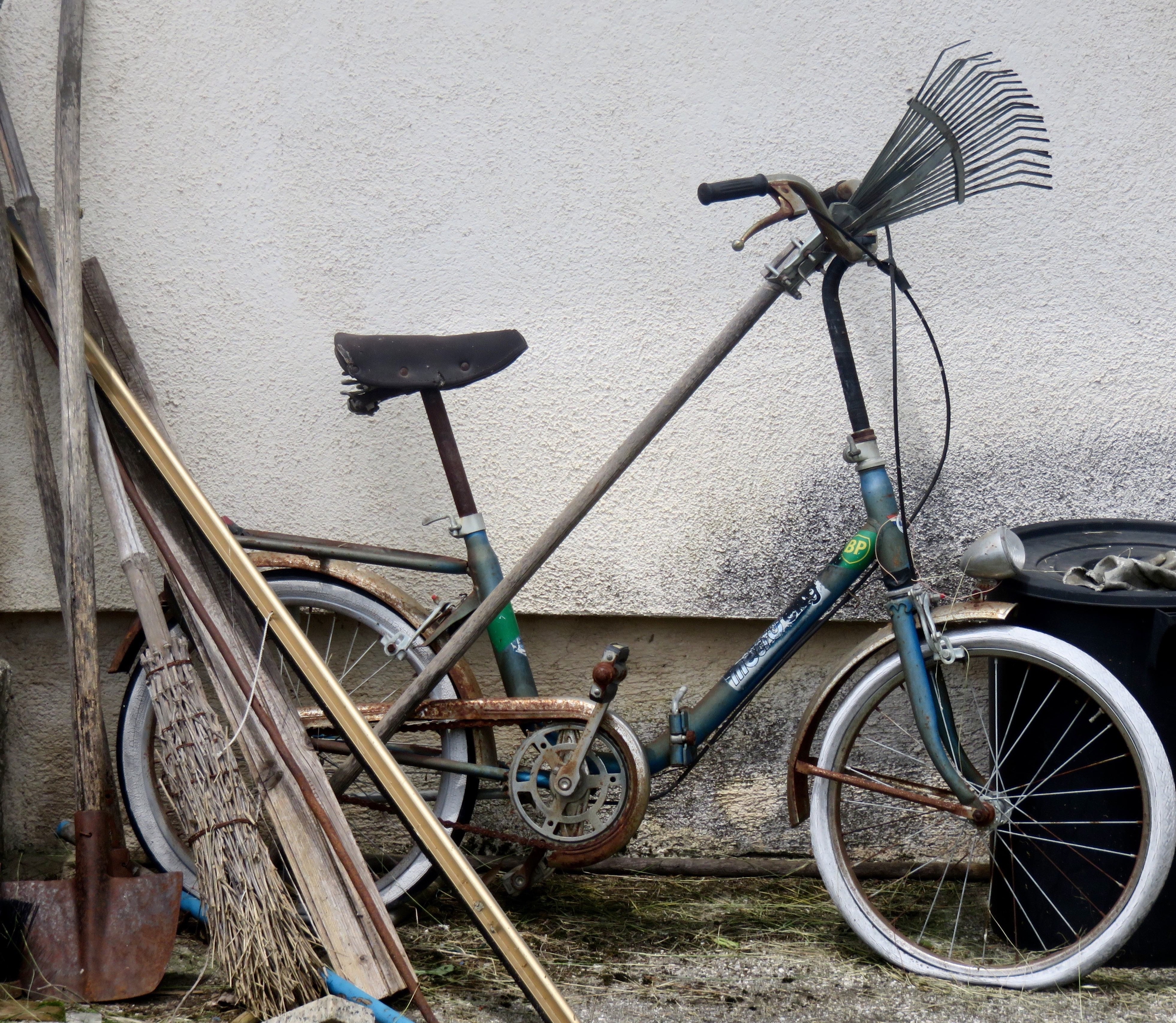 la vecchia bici tipo "graziella".... di mariellaturlon