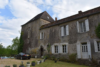 château à Saint-Jory-de-Chalais (24)