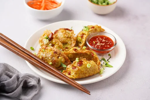 Classic Fried Vegetable Momos (6 Pcs)