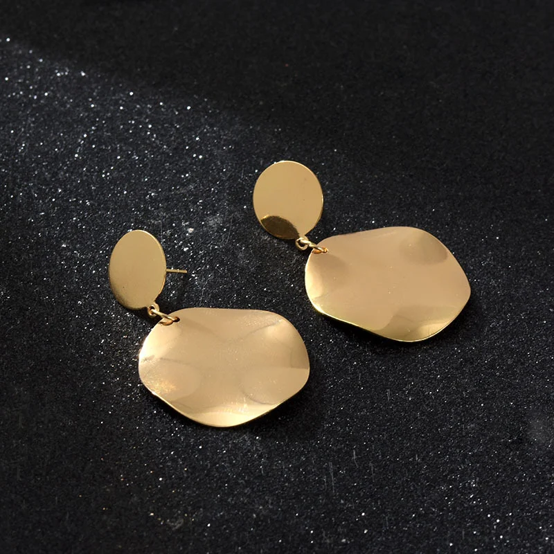 Eenvoudige, ronde oorbellen met matte, geborstelde metalen retrotextuur. Perfect voor een stijlvolle, vintage look met een vleugje klasse.