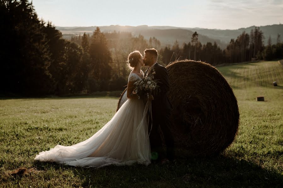 Jurufoto perkahwinan Sue Konvalinka (suzannefoto). Foto pada 27 Ogos 2021