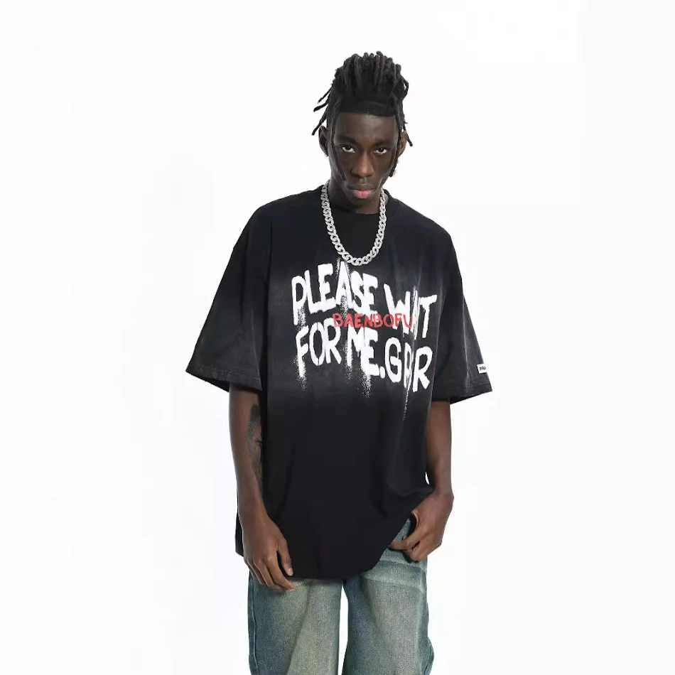 Camiseta de manga curta com letras desgastadas estilo grafite retrô americano lavada, perfeita para um visual urbano e moderno.