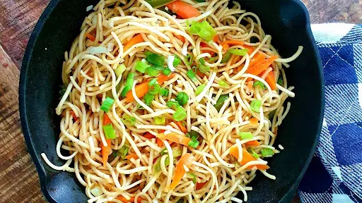 Paneer Butter Hakka Noodles