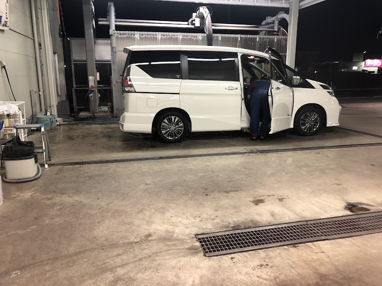 セレナの洗車・お気に入り写真・手洗い洗車に関するカスタム事例の投稿画像2枚目