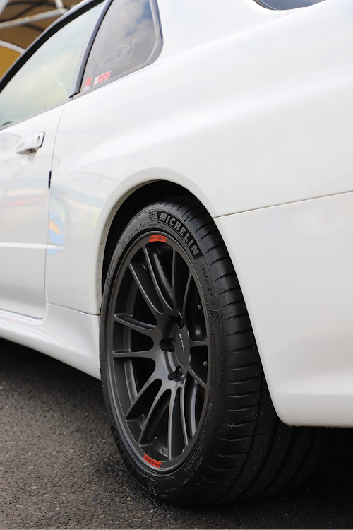 スカイライン GT-RのスカイラインGT-R・タイヤ交換完了に関するカスタム事例の投稿画像2枚目