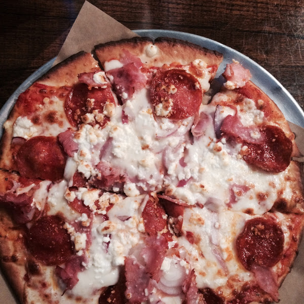 Gluten free crust, marinara, feta, mozzarella, pepperoni, onions and ham. Amazing.