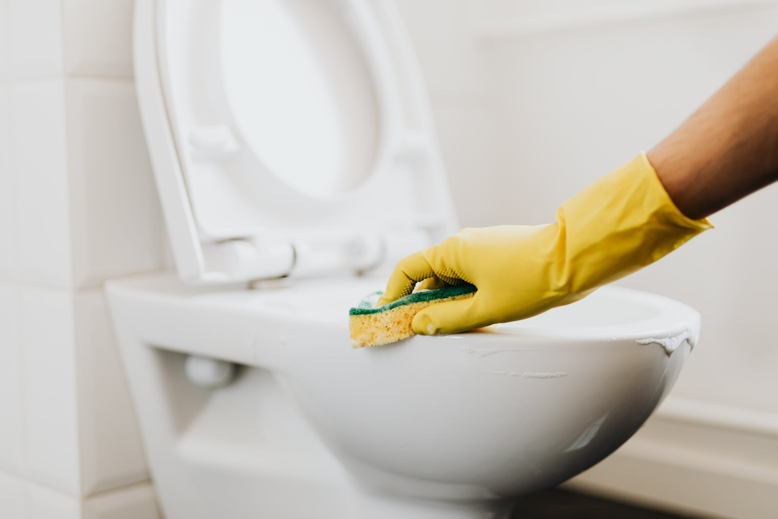 How to clean limescale from toilet