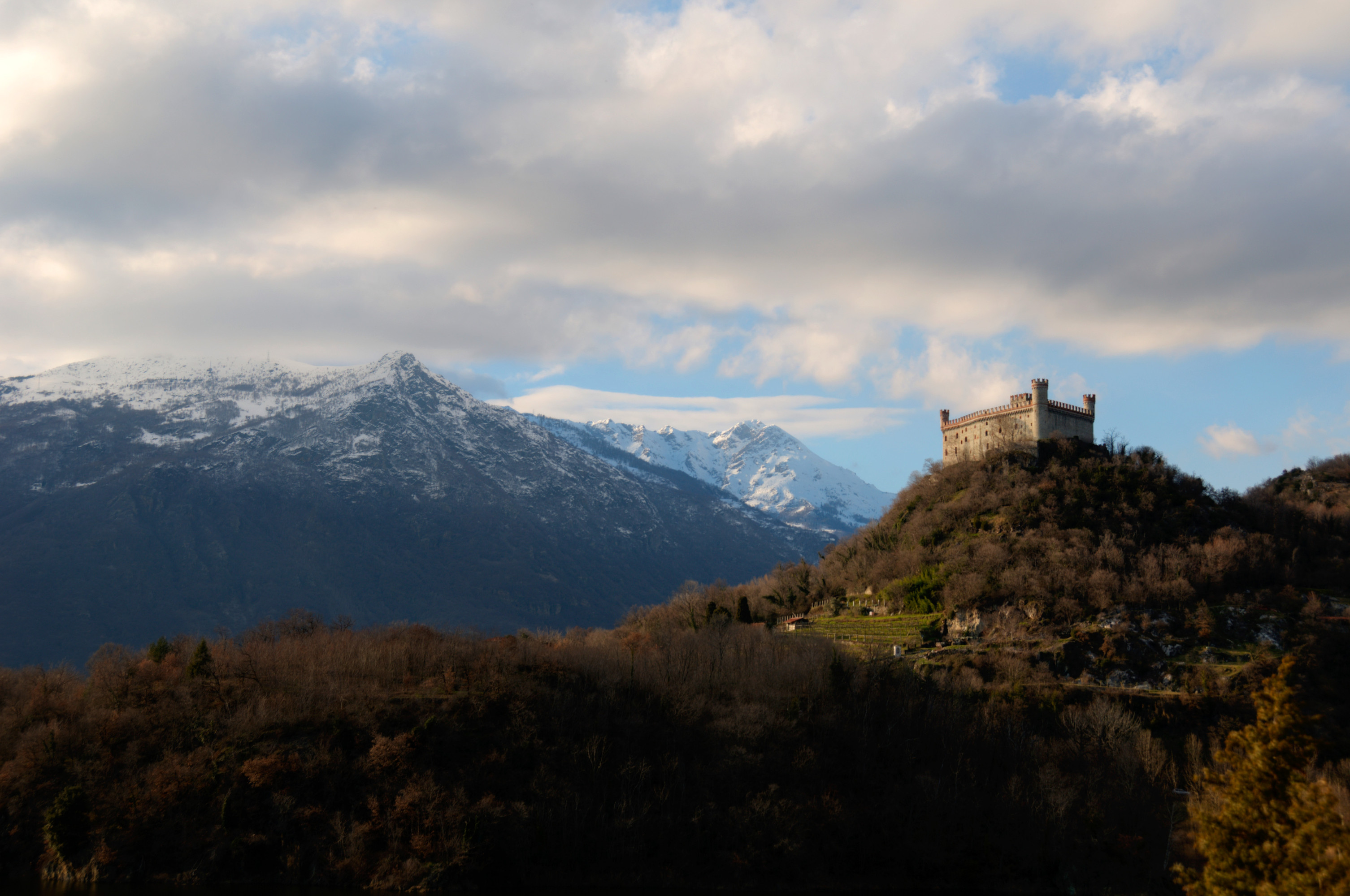 SOTTO IL CASTELLO di contejargo