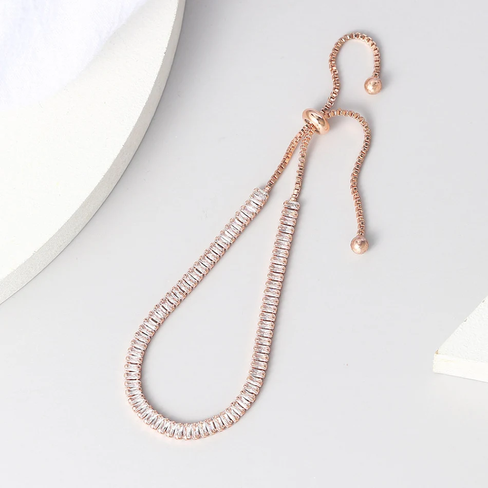 Verstelbare kristallen armband met rechthoekige zirkonia en volledige rij diamanten voor dames, een schitterend en modieus sieraad.