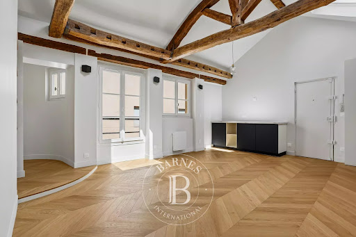 Apartment with exposed beams and parquet floor - Luxury apartment / penthouse for sale in Paris 6ème, 3 rooms, 2 bedrooms