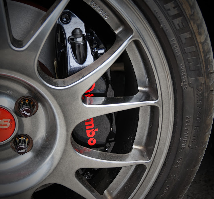 レガシィB4のスバル・カメリアレッドパール・レガシィ・ブレンボ・bremboに関するカスタム事例の投稿画像2枚目