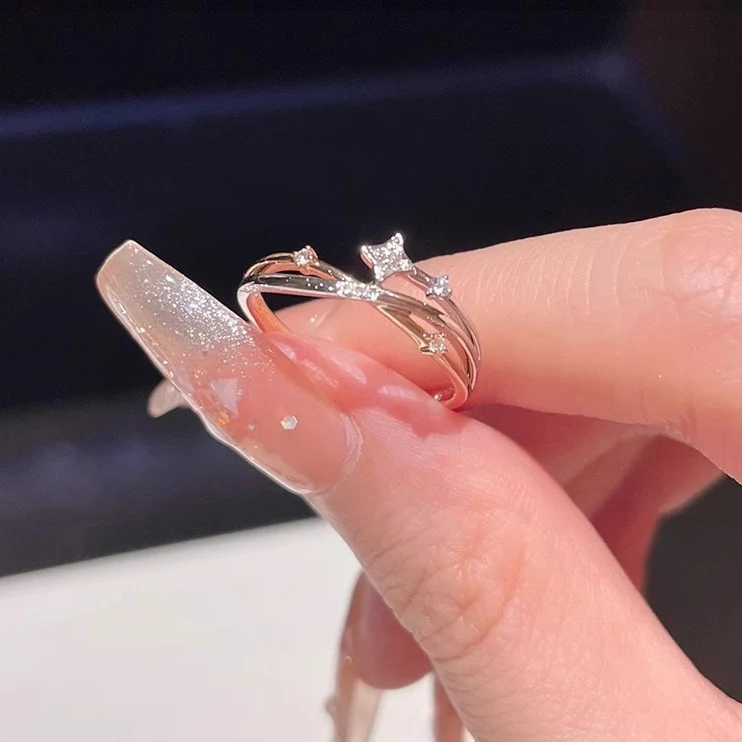 Pierścionek Meteor Wish Damski Moda Złote Punkty Wyjątkowy pierścionek dla kobiet. Dodaje blasku i elegancji każdej stylizacji. Idealny na prezent.