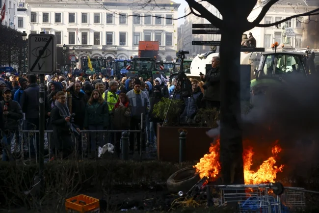 Poljoprivrednici traktorima blokirali ulice Brisela tokom samita EU