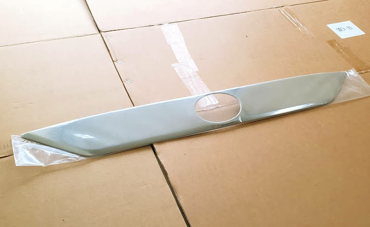 RAV4のｒａｖ４・RAV4アドベンチャー・バックドアガーニッシュ・マットブラック・DIYに関するカスタム事例の投稿画像2枚目