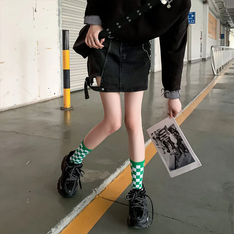 Dames schaakbord mode tubesokken Trendy en comfortabele schaaksokken voor dames. Deze sokken geven een unieke en stijlvolle touch aan elke outfit.