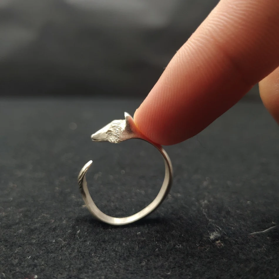 Bague renard design spécial pour femmes, bijou charmant et élégant. Cadeau idéal pour les amoureuses de la nature et de la mode.