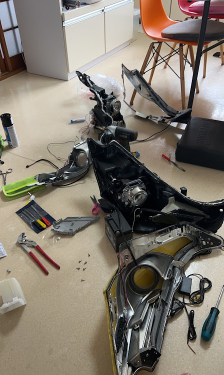 プリウスαのヘッドライト加工中・DIY・嫁の居ぬ間にゴソゴソw・ちょっとだけよ～🤣に関するカスタム事例の投稿画像1枚目