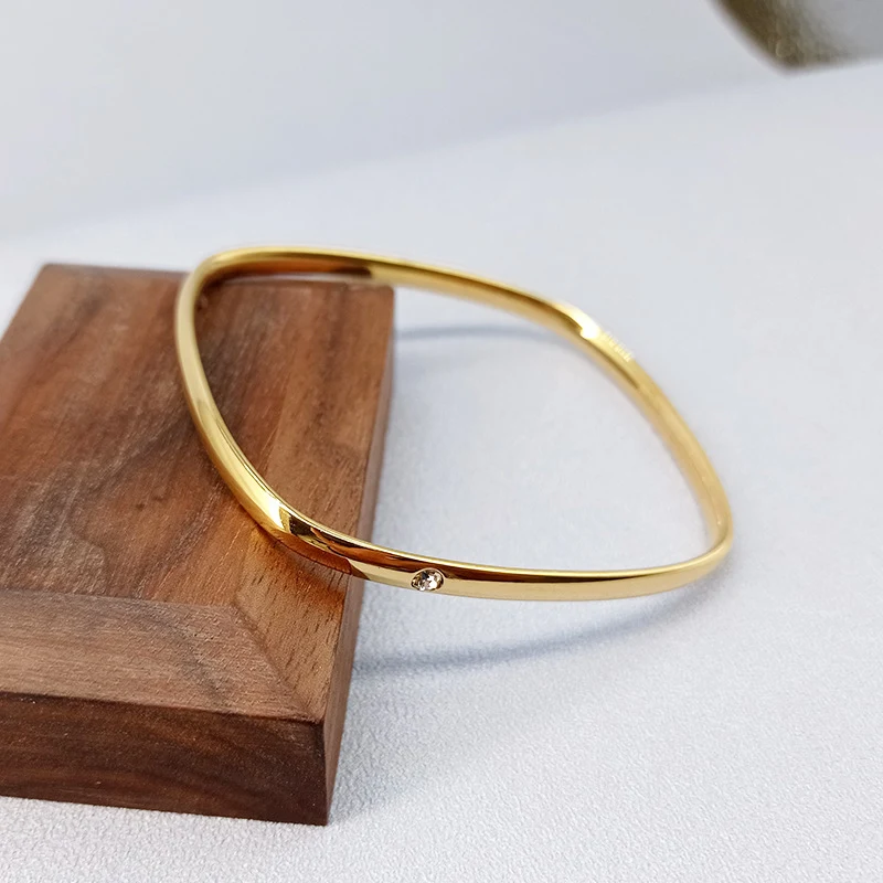 Pulseira quadrada com incrustação requintada, realçando sua moda. Um acessório sofisticado e charmoso, ideal para diversas ocasiões.