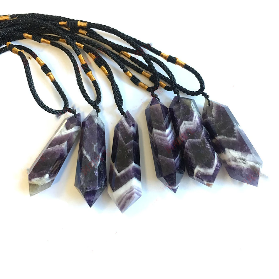 Natuurlijke droomamethist dubbel punt kristallen kolom hanger. Bevordert diepe dromen, kalmte en welzijn. Ideaal voor meditatie.