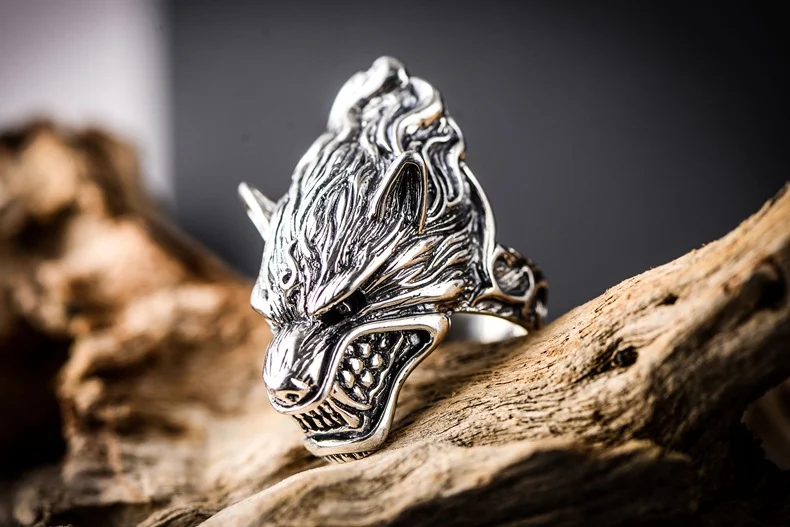 925 Sterling zilveren herenring met ruwe wolfskop. Stoere herenring die jouw karakter weerspiegelt. Een sieraad dat opvalt en kracht uitstraalt.